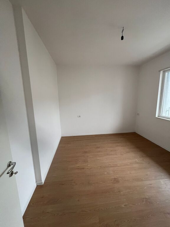 Jepet me qera ambienti 1+1 per Banim ose Biznes ne Univers City, i sapoinvestuar, Pallat i ri