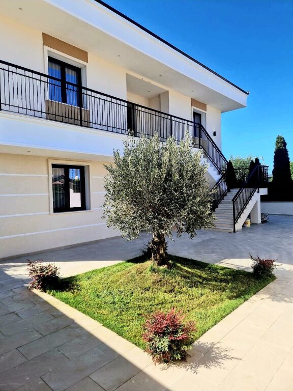 Spille,vile luksi me pishine ,buze rruges se asfaltuar,300 m para xhamise