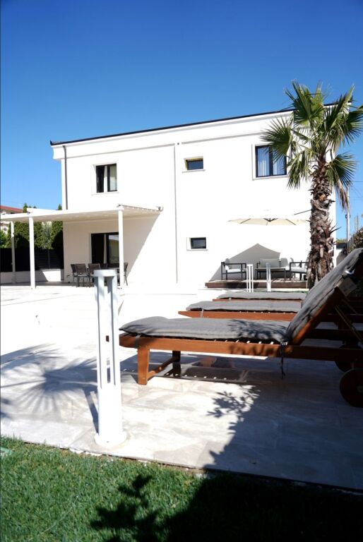 Spille,vile luksi me pishine ,buze rruges se asfaltuar,300 m para xhamise