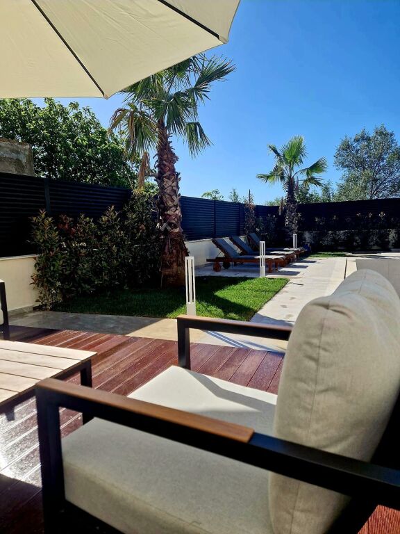 Spille,vile luksi me pishine ,buze rruges se asfaltuar,300 m para xhamise