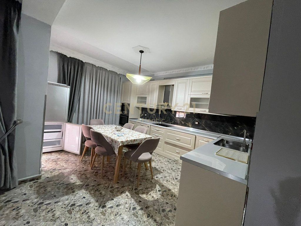 Jepet Apartament me qira 3+1+2t+2ballkone ne Pazh Iliria, Durres!