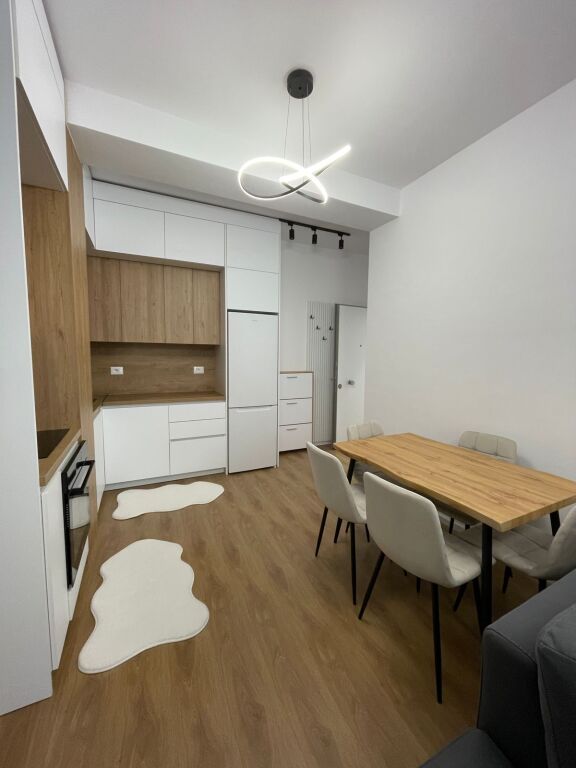 🏠 Jepet me qera Apartament 2+1  📍 Adresa: Ali Demi, Kompleksi Kadiu💰 Çmimi: 60.000 lekë / muaj
