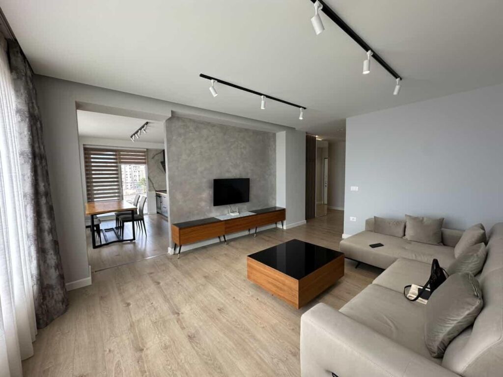 Shitet super apartament 2+1+2 me verandë dhe pamje deti Vollga