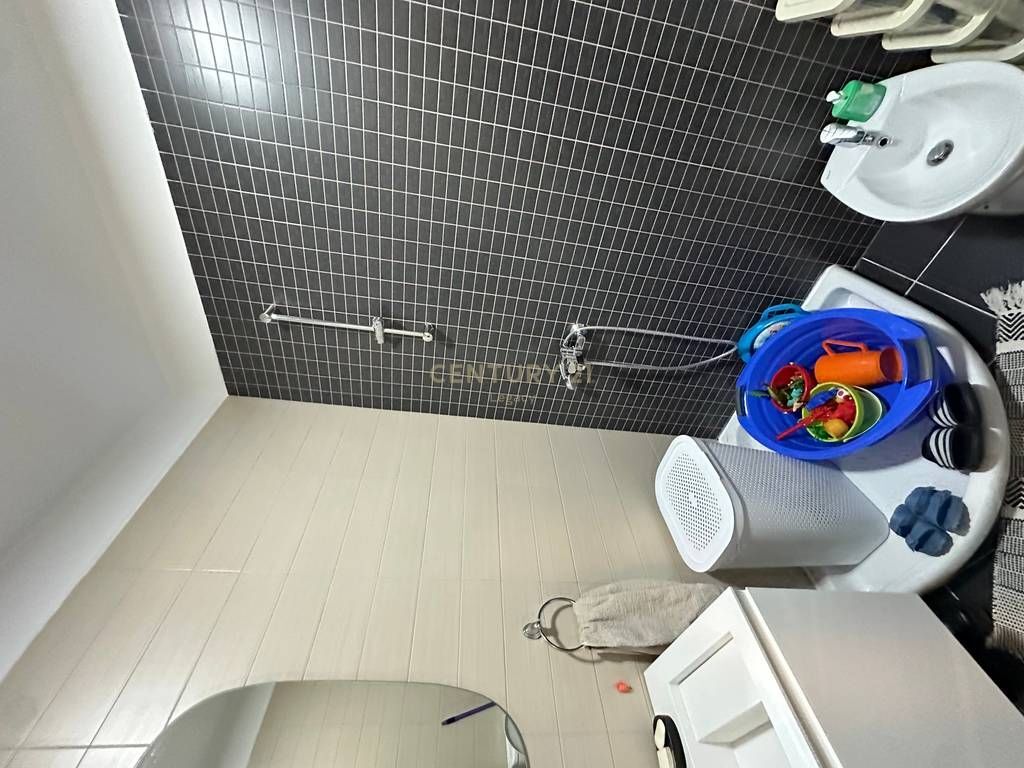 Shitet apartament 2+1+2!!!