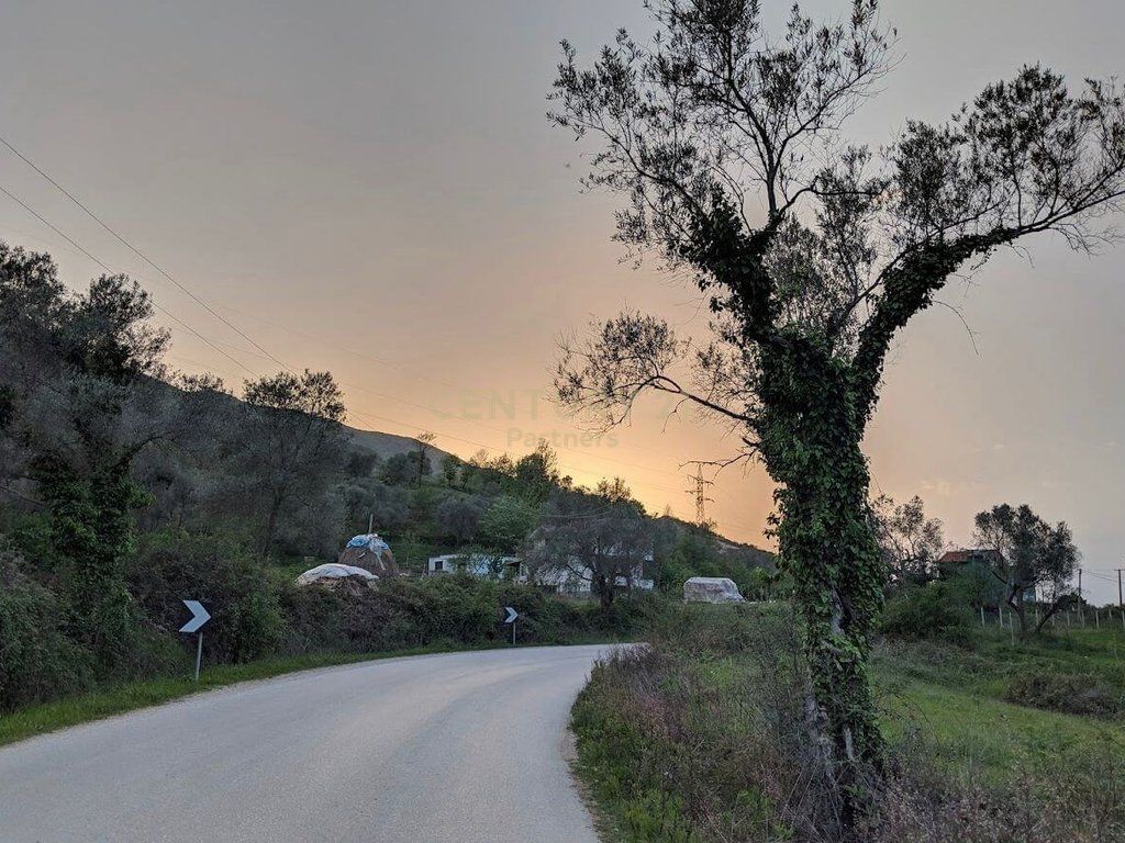 SHITET TOKË 700 M² NË BËRZHITË ME SUPER AKSES