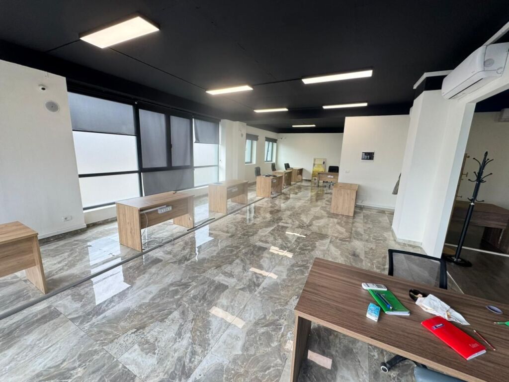 📣 Locale commerciale in affitto 📍 Via “Teodor Keko” 🔹 Superficie: 400 m² 🔹 Piano: 1 🔹 Ambiente adatto per: Clinica, Call Center, uffici, centro corsi, ecc. 💶4500 euro al mese 📞
