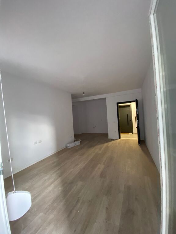 Univers City , 2+1+2wc+verande per shitje