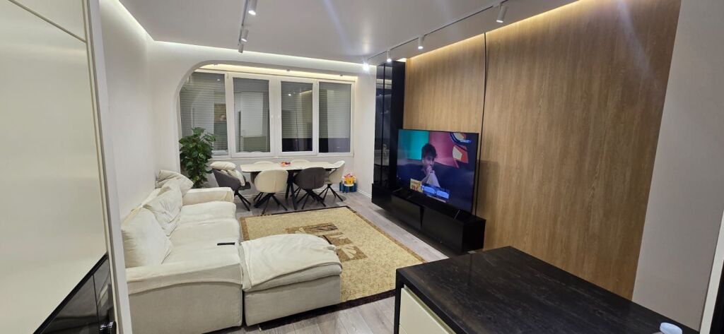 🏡 Jepet me qira apartament 1+1 📍 Kinostudio – Rruga Aleksandër Moisiu  🏢 Kati 7 (pallat pa ashensor) 🛋️ Totalisht i mobiluar 💶 Çmimi: 500 € / muaj  Apartament i përshtatshëm për çift ose individ, në zonë të qetë dhe me akses të lehtë.  📞 Kontakto për më shumë informacion.