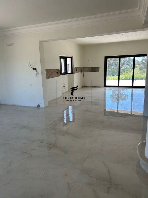 AMBIENT BIZNESI TRIPLEX ME QERA 360 M2 STACIONI I TRENIT 750.000 LEKE