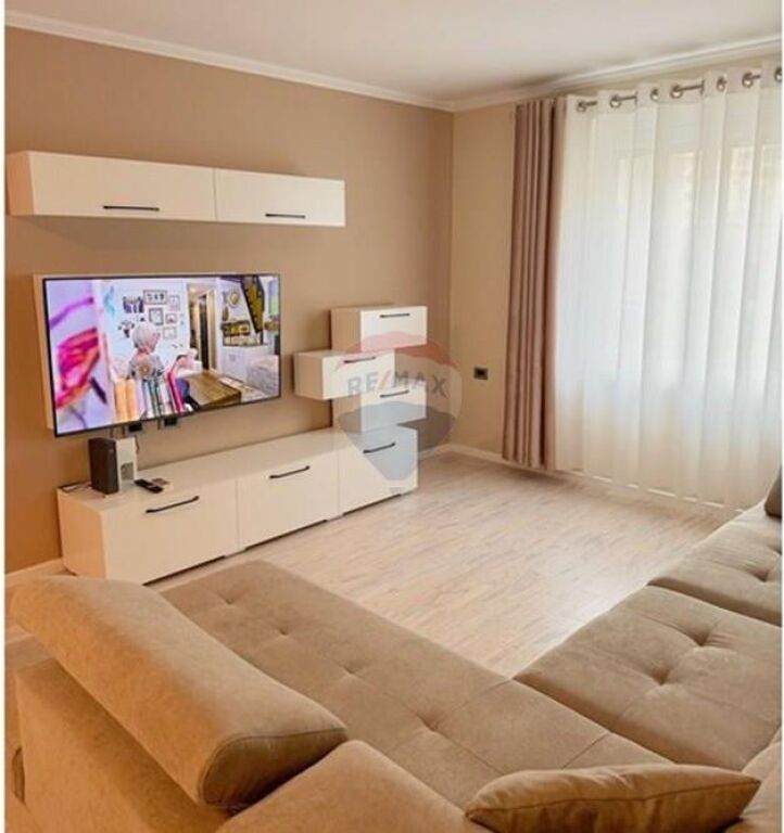 Apartament - Për Qira - Sheshi Skënderbej, Tiranë