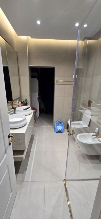 🏡 Jepet me qira apartament 1+1 📍 Kinostudio – Rruga Aleksandër Moisiu  🏢 Kati 7 (pallat pa ashensor) 🛋️ Totalisht i mobiluar 💶 Çmimi: 500 € / muaj  Apartament i përshtatshëm për çift ose individ, në zonë të qetë dhe me akses të lehtë.  📞 Kontakto për më shumë informacion.