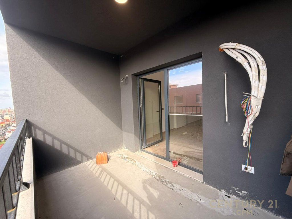 VENDESI APPARTAMENTO 2+1+2 IN VIA ELBASANI