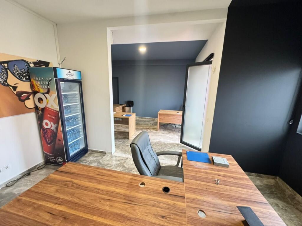 📣 Locale commerciale in affitto 📍 Via “Teodor Keko” 🔹 Superficie: 400 m² 🔹 Piano: 1 🔹 Ambiente adatto per: Clinica, Call Center, uffici, centro corsi, ecc. 💶4500 euro al mese 📞