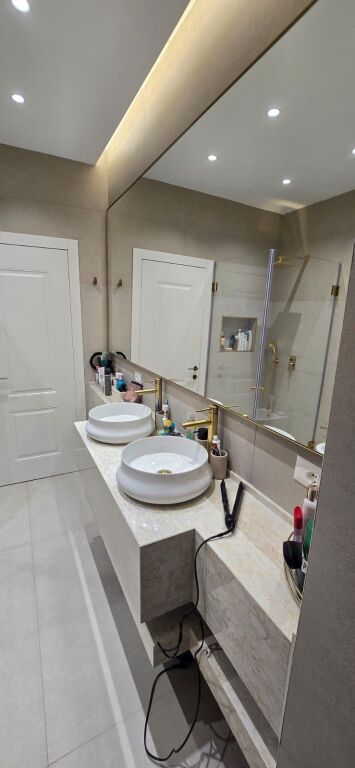 🏡 Jepet me qira apartament 1+1 📍 Kinostudio – Rruga Aleksandër Moisiu  🏢 Kati 7 (pallat pa ashensor) 🛋️ Totalisht i mobiluar 💶 Çmimi: 500 € / muaj  Apartament i përshtatshëm për çift ose individ, në zonë të qetë dhe me akses të lehtë.  📞 Kontakto për më shumë informacion.