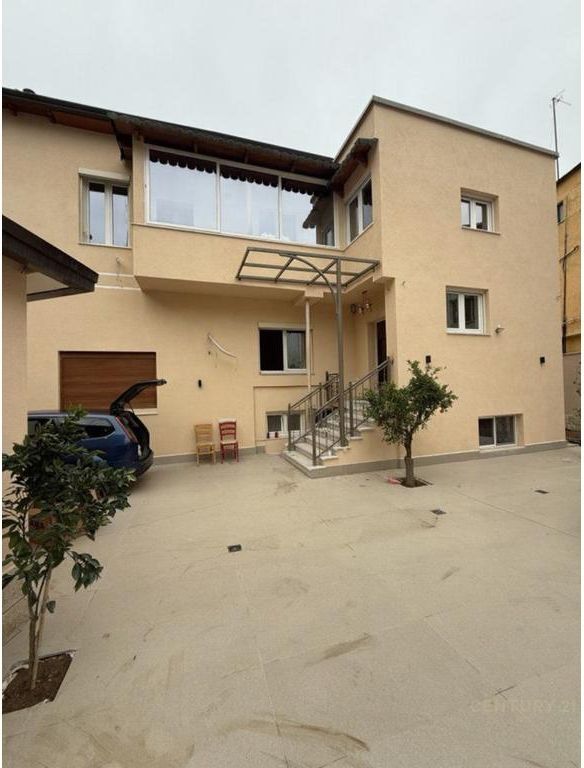 Business premises of a 2-storey villa for rent on Kavaja Street!