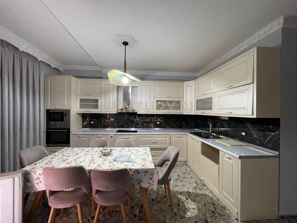 Jepet Apartament me qira 3+1+2t+2ballkone ne Pazh Iliria, Durres!