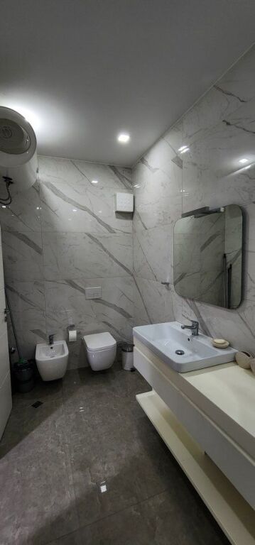 Appartamento 1+1+Annesso+Balcone in affitto 3° piano con ascensore edificio nuovo, superficie ampia 78 m² Prezzo 850 €  📍Via Islam Alla, Tirana