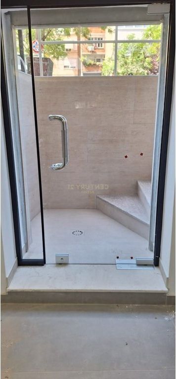 Japim me qira dyqan ,Lulishtja 1 Maji!