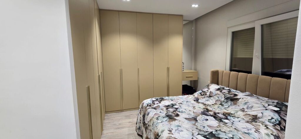 🏡 Jepet me qira apartament 1+1 📍 Kinostudio – Rruga Aleksandër Moisiu  🏢 Kati 7 (pallat pa ashensor) 🛋️ Totalisht i mobiluar 💶 Çmimi: 500 € / muaj  Apartament i përshtatshëm për çift ose individ, në zonë të qetë dhe me akses të lehtë.  📞 Kontakto për më shumë informacion.