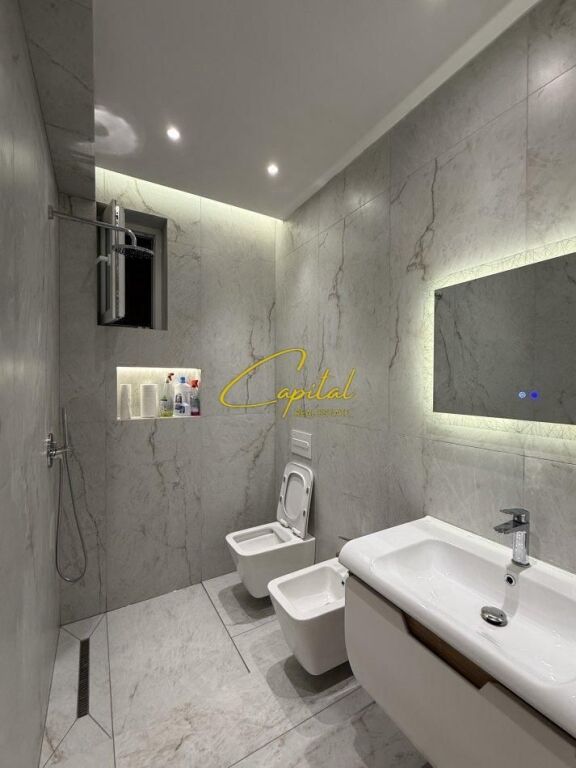 VILLA PRIVATA IN AFFITTO 340 M2 21 DICEMBRE 200.000 LEKE