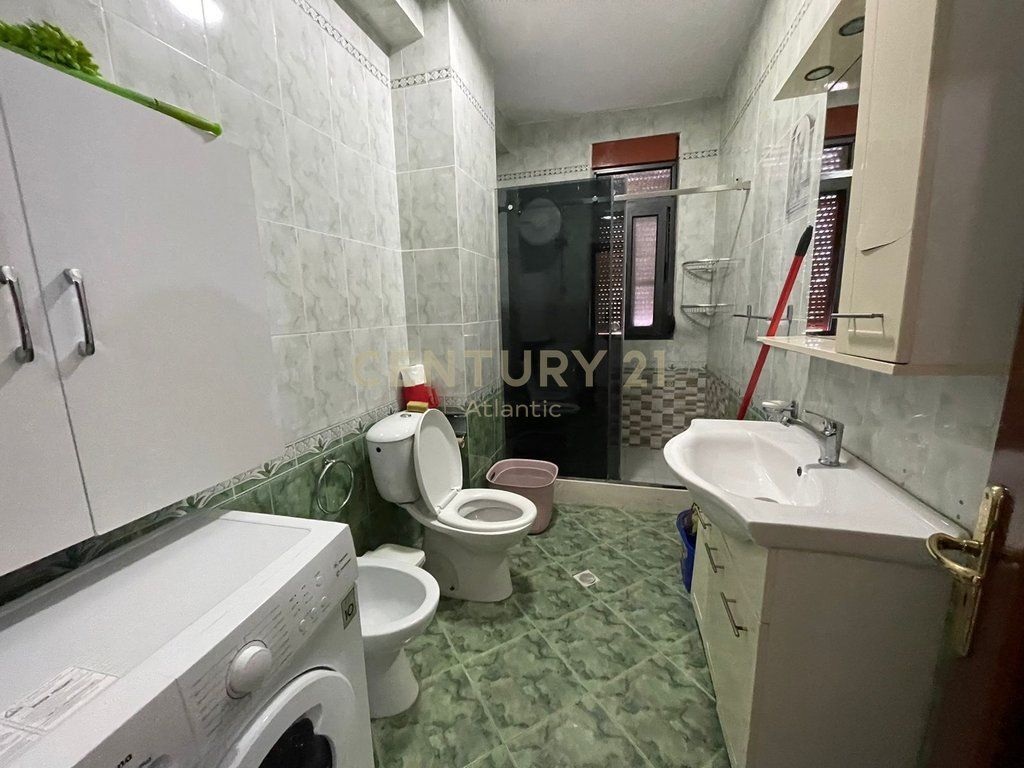 Jepet Apartament me qira 3+1+2t+2ballkone ne Pazh Iliria, Durres!