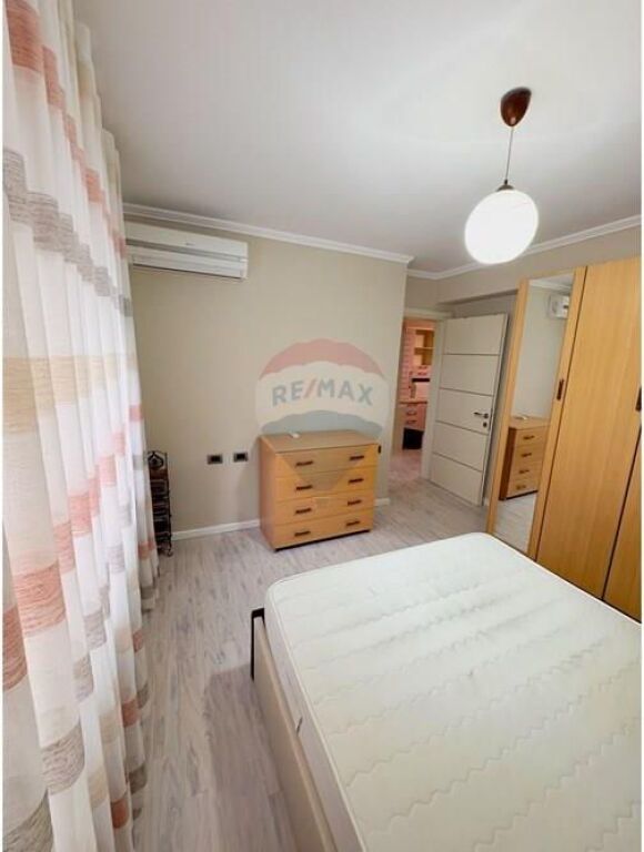 Apartament - Për Qira - Sheshi Skënderbej, Tiranë