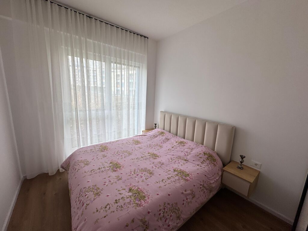 Jepet me qera Apartament 1+1  Adresa : Fresk oxa  Kati 1  E mobiluar  Cmimi 400 mij lek