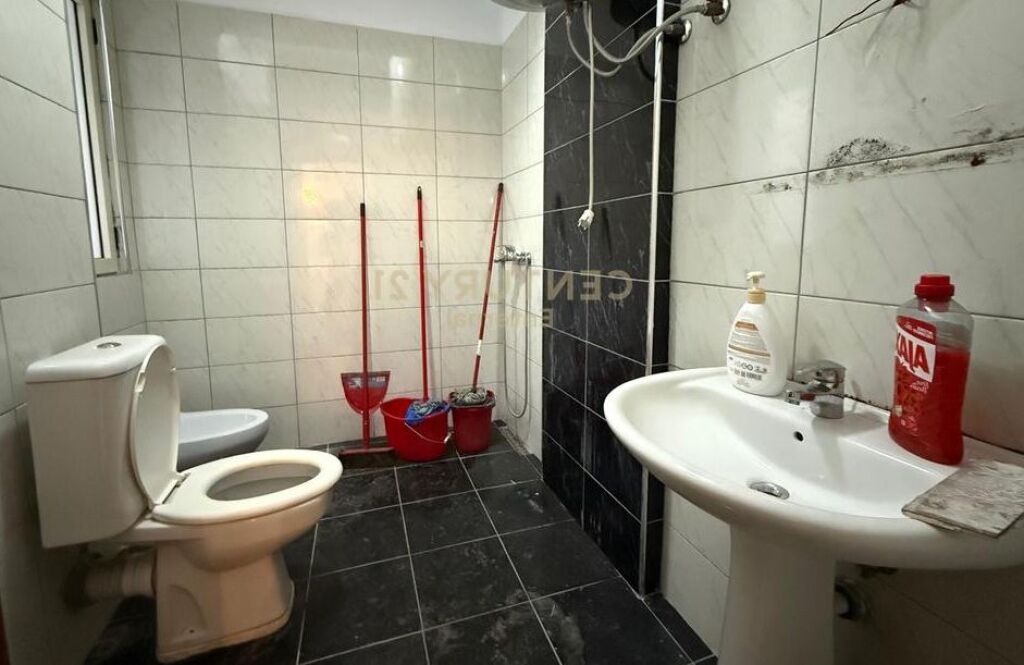 Shitet apartament 3+1 tek mbikalimi te Komuna e Parisit