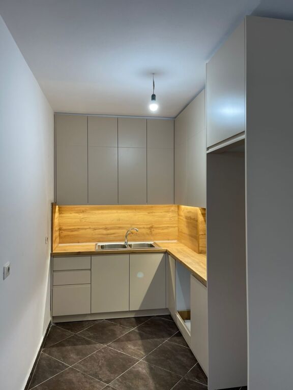 📣 AFFITTO Appartamento 1+1 📍 Misto Mame, Vicino ai Palazzi Cabej ✨   🏢 Nuova Costruzione  🪜 4° Piano (Senza Ascensore)  🛋️ VUOTO (Solo con Cucina)   💶 Prezzo 280 Euro