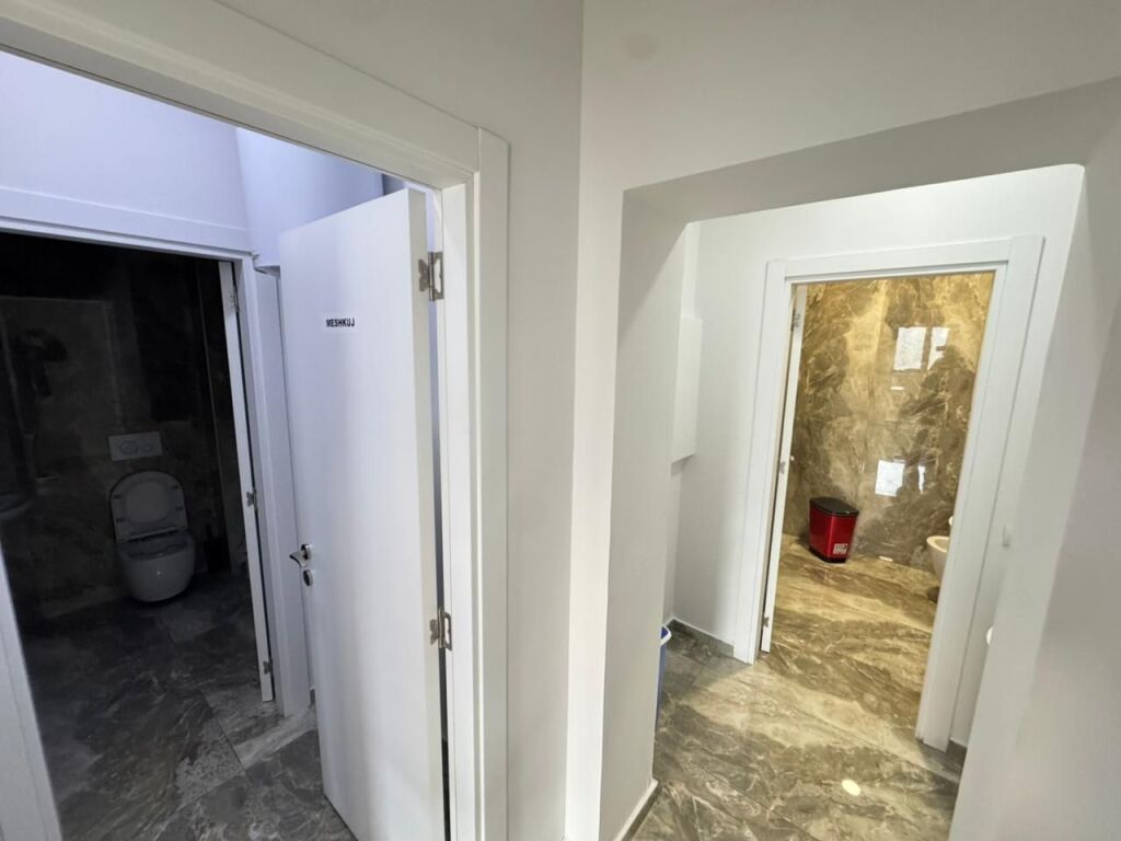 📣 Locale commerciale in affitto 📍 Via “Teodor Keko” 🔹 Superficie: 400 m² 🔹 Piano: 1 🔹 Ambiente adatto per: Clinica, Call Center, uffici, centro corsi, ecc. 💶4500 euro al mese 📞