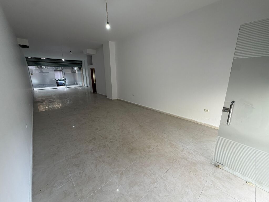 🏢 Jepet me qira dyqan 📍 Selvia, Tiranë💶 Çmimi: 850€ neto / muaj