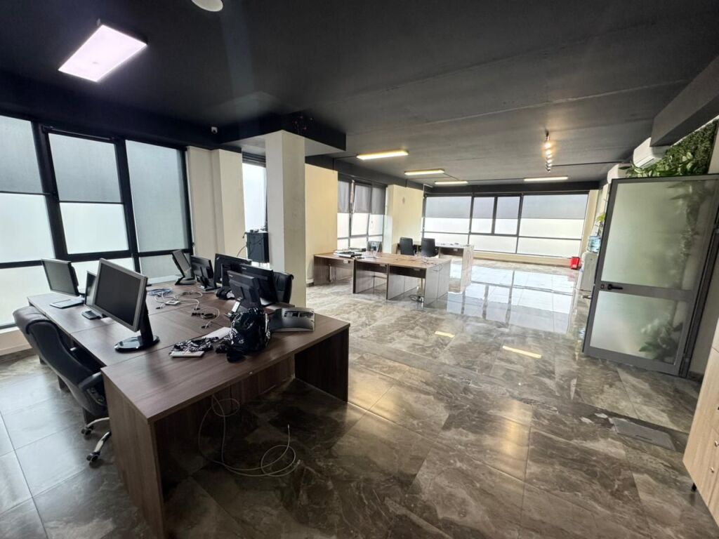 📣 Locale commerciale in affitto 📍 Via “Teodor Keko” 🔹 Superficie: 400 m² 🔹 Piano: 1 🔹 Ambiente adatto per: Clinica, Call Center, uffici, centro corsi, ecc. 💶4500 euro al mese 📞