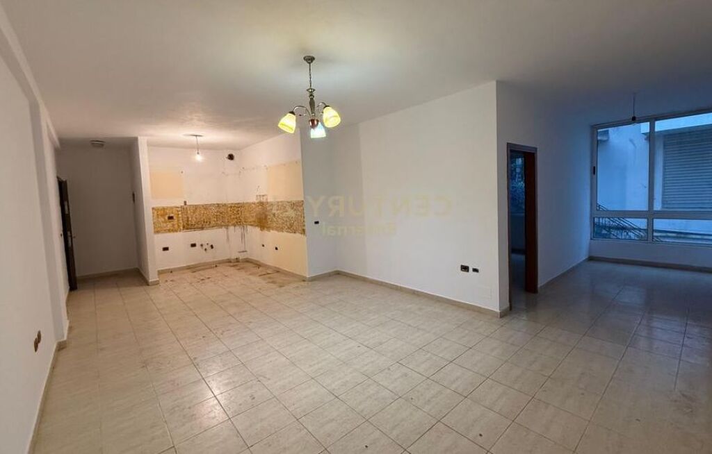 Shitet apartament 3+1 tek mbikalimi te Komuna e Parisit
