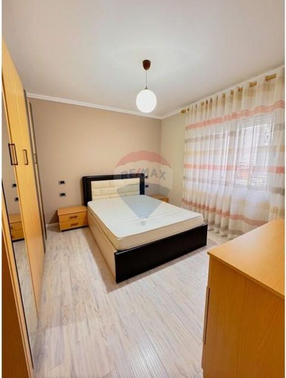 Apartament - Për Qira - Sheshi Skënderbej, Tiranë