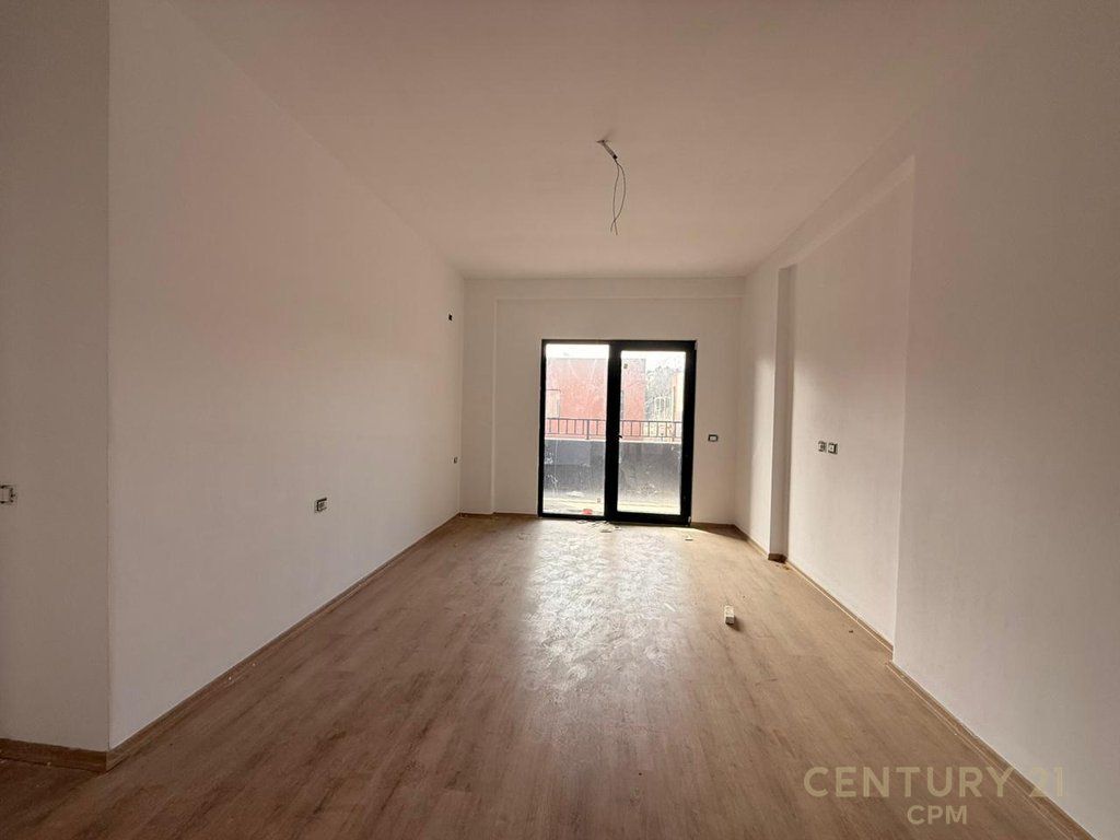 VENDESI APPARTAMENTO 2+1+2 IN VIA ELBASANI