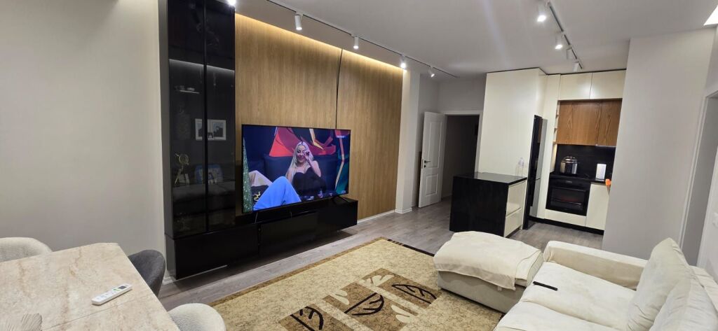 🏡 Jepet me qira apartament 1+1 📍 Kinostudio – Rruga Aleksandër Moisiu  🏢 Kati 7 (pallat pa ashensor) 🛋️ Totalisht i mobiluar 💶 Çmimi: 500 € / muaj  Apartament i përshtatshëm për çift ose individ, në zonë të qetë dhe me akses të lehtë.  📞 Kontakto për më shumë informacion.