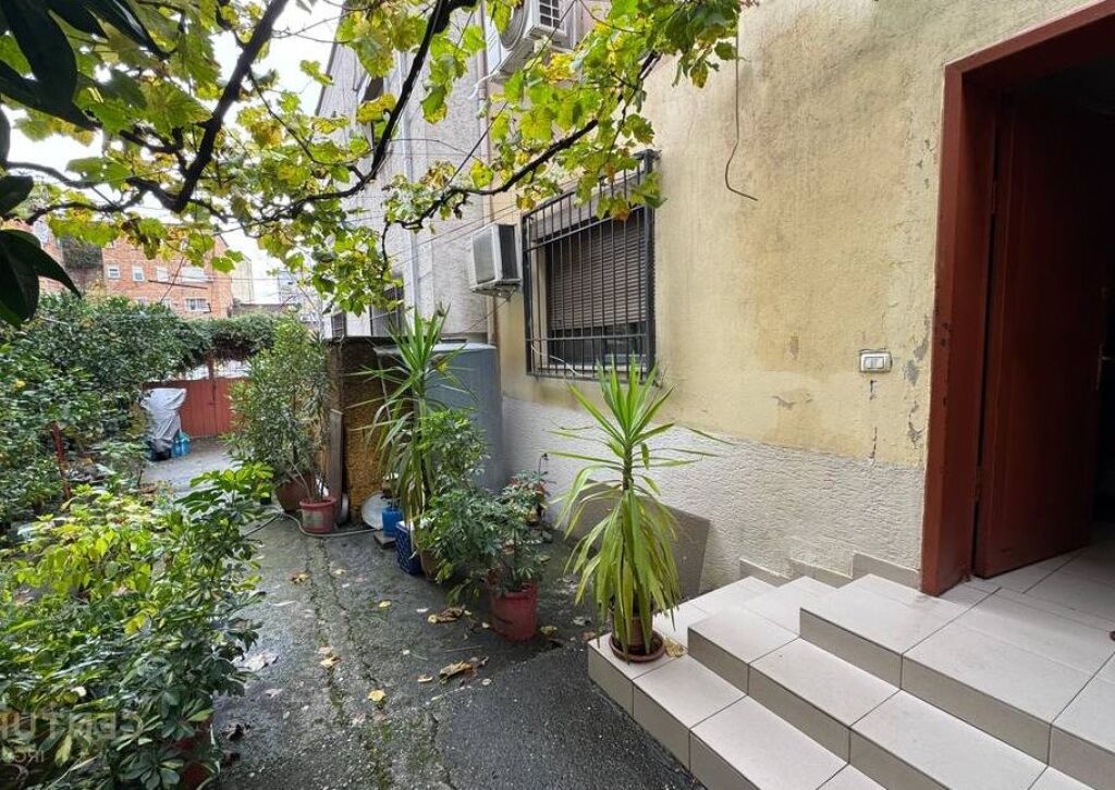 Shitet 3+1+Oborr tek Restoran Durresi