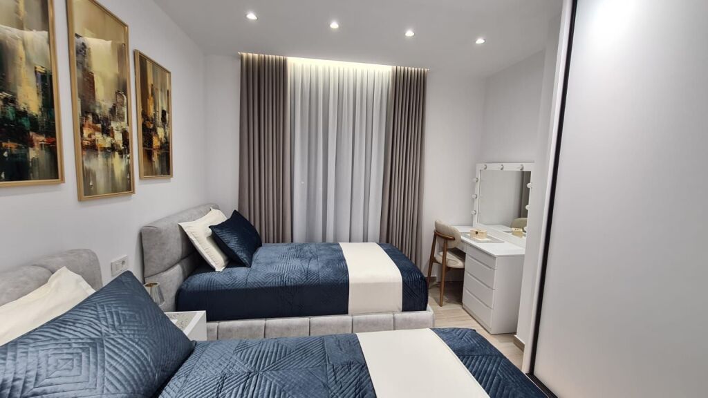 🏙️ Jepet me qira 2+1 – Golden Tower Residence, Mine Peza  🏢 Kati 7 me ashensor ✨ Apartament i ri, i pabanuar më parë 💶 1,400 € / muaj  Rezidencë premium, mobilim modern dhe kushte bashkëkohore.