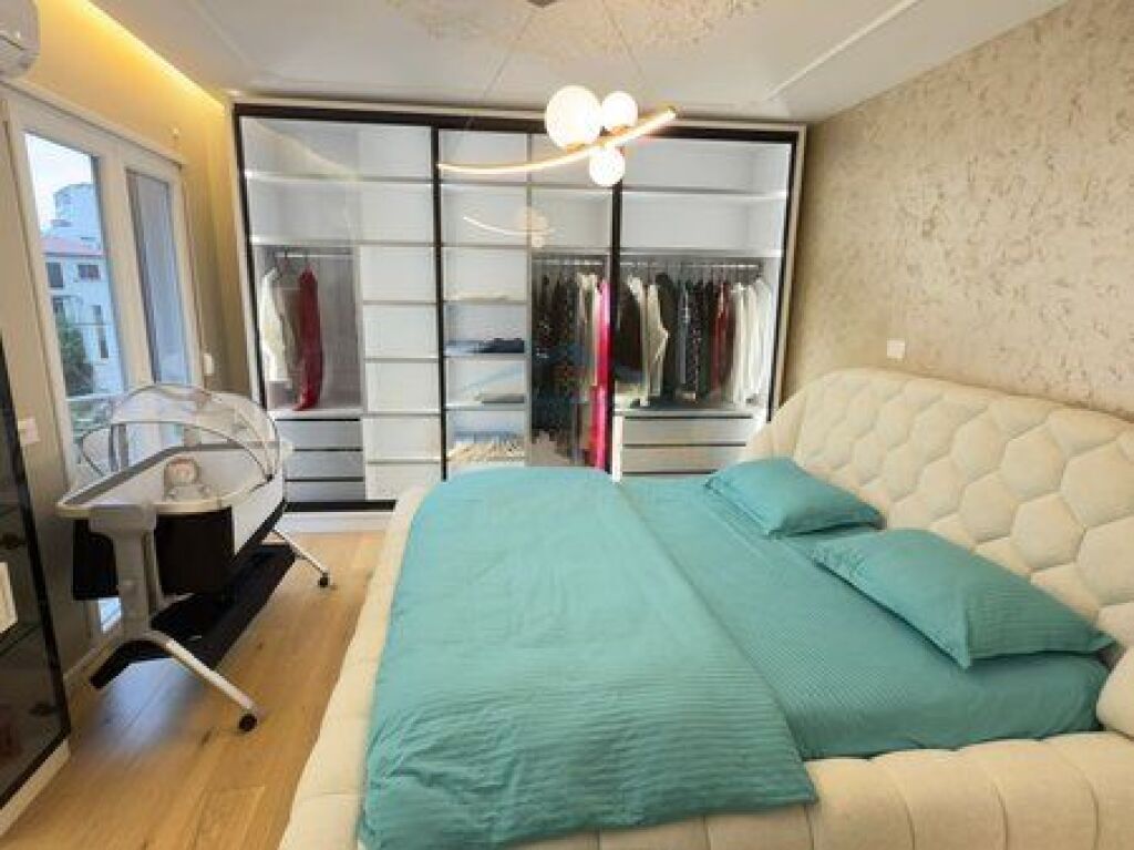 Shitet,Apartament Luksoz 2+1+2 Poste Parkimi, Rruga e Bogdanëve, Tiranë