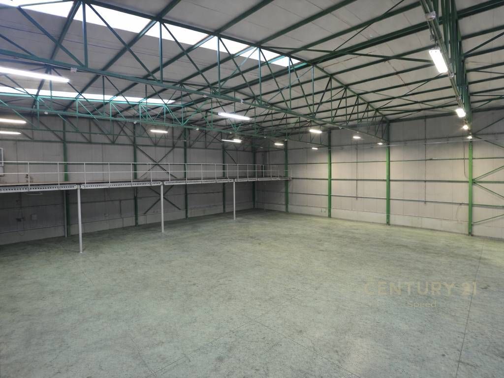 Vendiamo magazzino in prima linea sull'autostrada Tirana-Durazzo