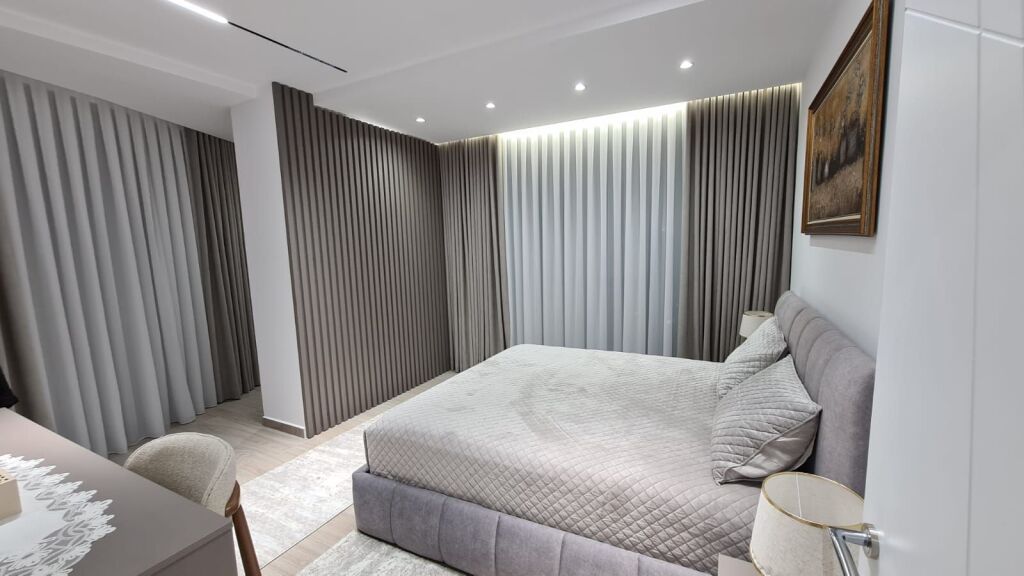 🏙️ Jepet me qira 2+1 – Golden Tower Residence, Mine Peza  🏢 Kati 7 me ashensor ✨ Apartament i ri, i pabanuar më parë 💶 1,400 € / muaj  Rezidencë premium, mobilim modern dhe kushte bashkëkohore.