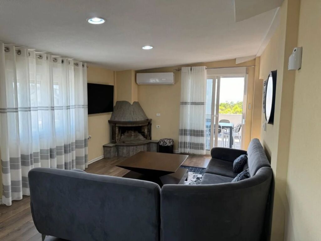 Papafingo 2+1+verande per shitje – vetëm 100 m nga deti, Golem