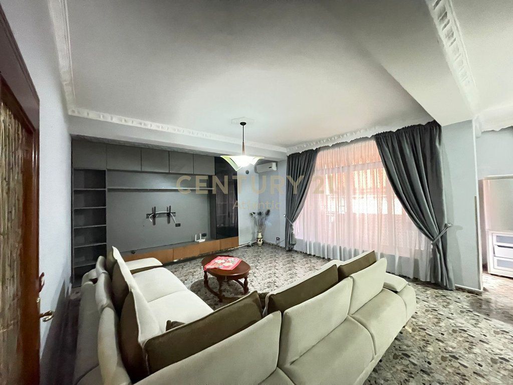 Jepet Apartament me qira 3+1+2t+2ballkone ne Pazh Iliria, Durres!