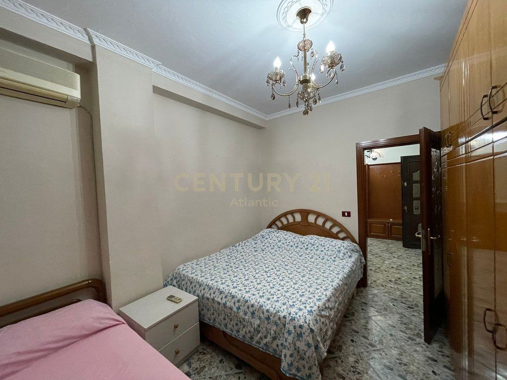 Jepet Apartament me qira 3+1+2t+2ballkone ne Pazh Iliria, Durres!