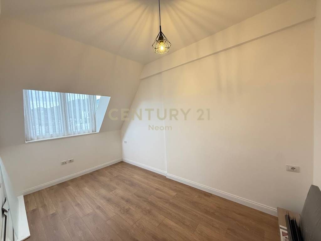 Jepet me Qera Duplex 3+1+2 te Liqeni i Thatë – Kompleksi FZ 2 Poste Parkimi Ne Cmim!