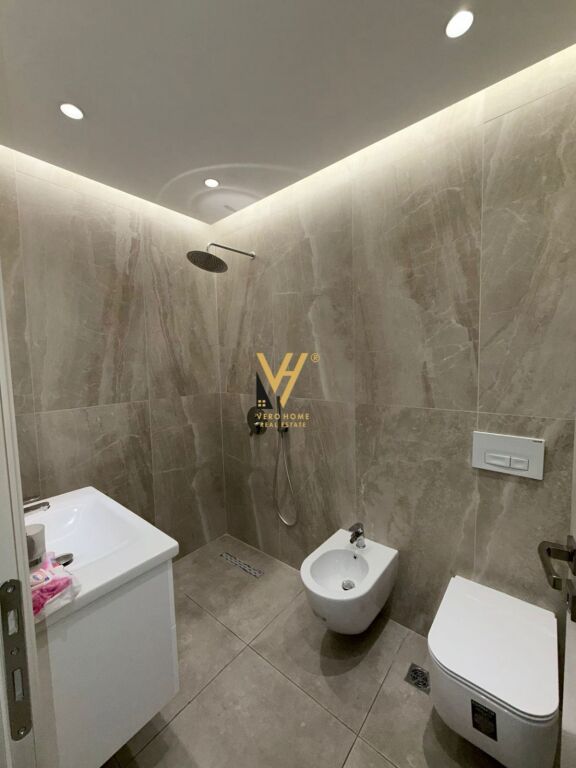 BUSINESS PREMISES 200 M2 FOR RENT AT GARDEN BUILDING, KAVAJES STREET 3,000 EURO