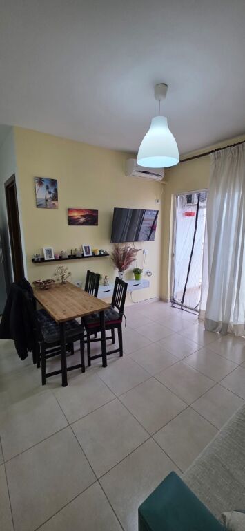 1+1,arredato al campo di aviazione,450 mila leke