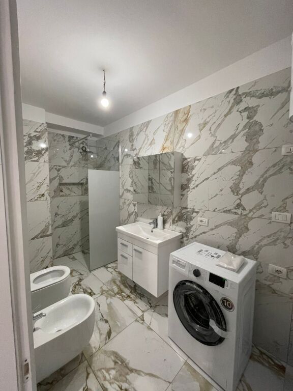 📣 AFFITTO Appartamento 1+1 📍 Misto Mame, Vicino ai Palazzi Cabej ✨   🏢 Nuova Costruzione  🪜 4° Piano (Senza Ascensore)  🛋️ VUOTO (Solo con Cucina)   💶 Prezzo 280 Euro