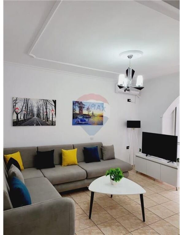 APARTAMENT 1+1 PER QIRA TE SHKOLLA E KUQE !