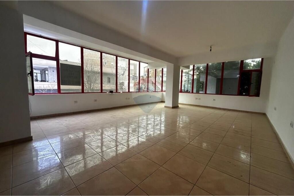 Dyqan me Qera,Pranë Pasticeri Elezaj – Vlorë